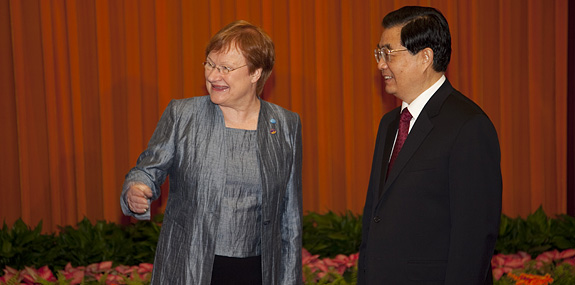 Kiinassa vierailulla oleva tasavallan presidentti Tarja Halonen ja Kiinan presidentti Hu Jintao tapasivat Kiinan kansankongressipalatsissa Pekingissä. Copyright © Tasavallan presidentin kanslia